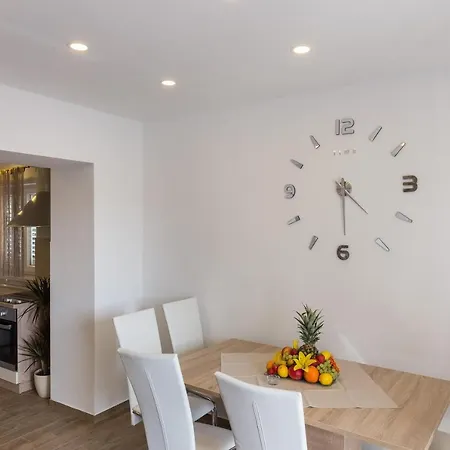 Daire Luxury Ines - Two Bedroom With Balcony And City View