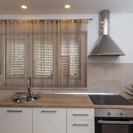 Luxury Ines - Two Bedroom With Balcony And City View