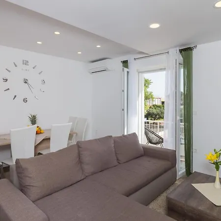 Luxury Ines - Two Bedroom With Balcony And City View Apartman